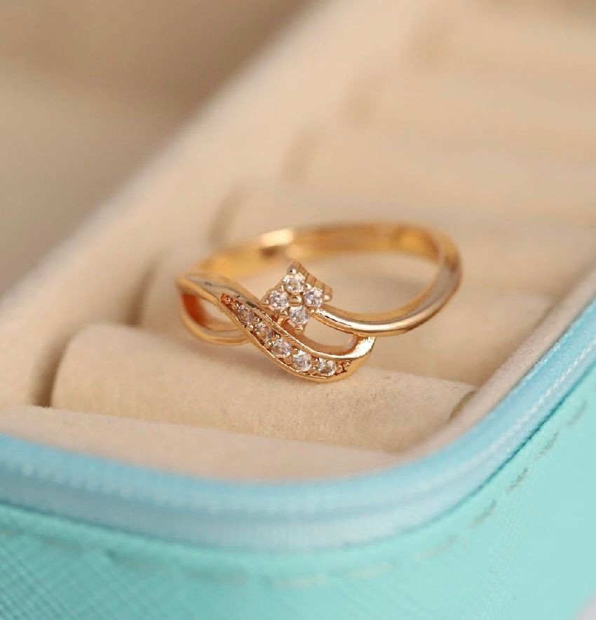 The Graceful Arc Ring