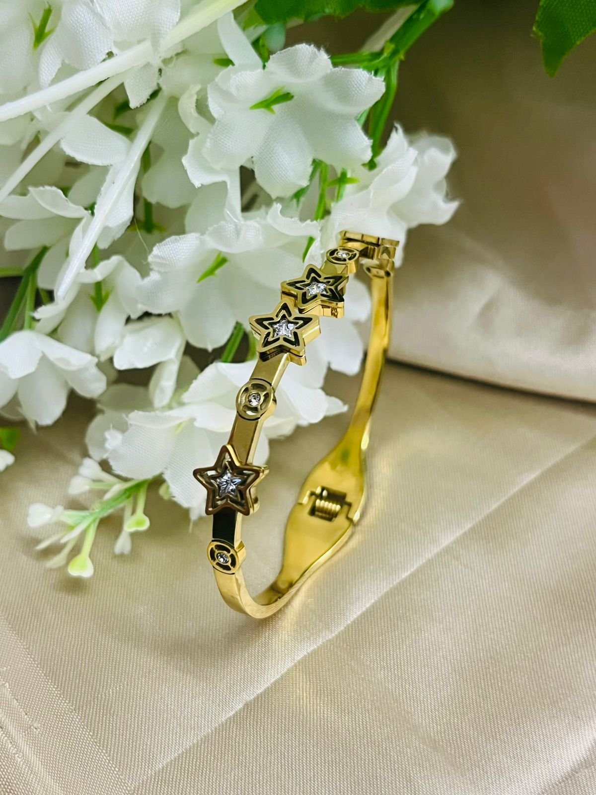 Bluxe Trend Anti tarnish Etoite bangle bracelete