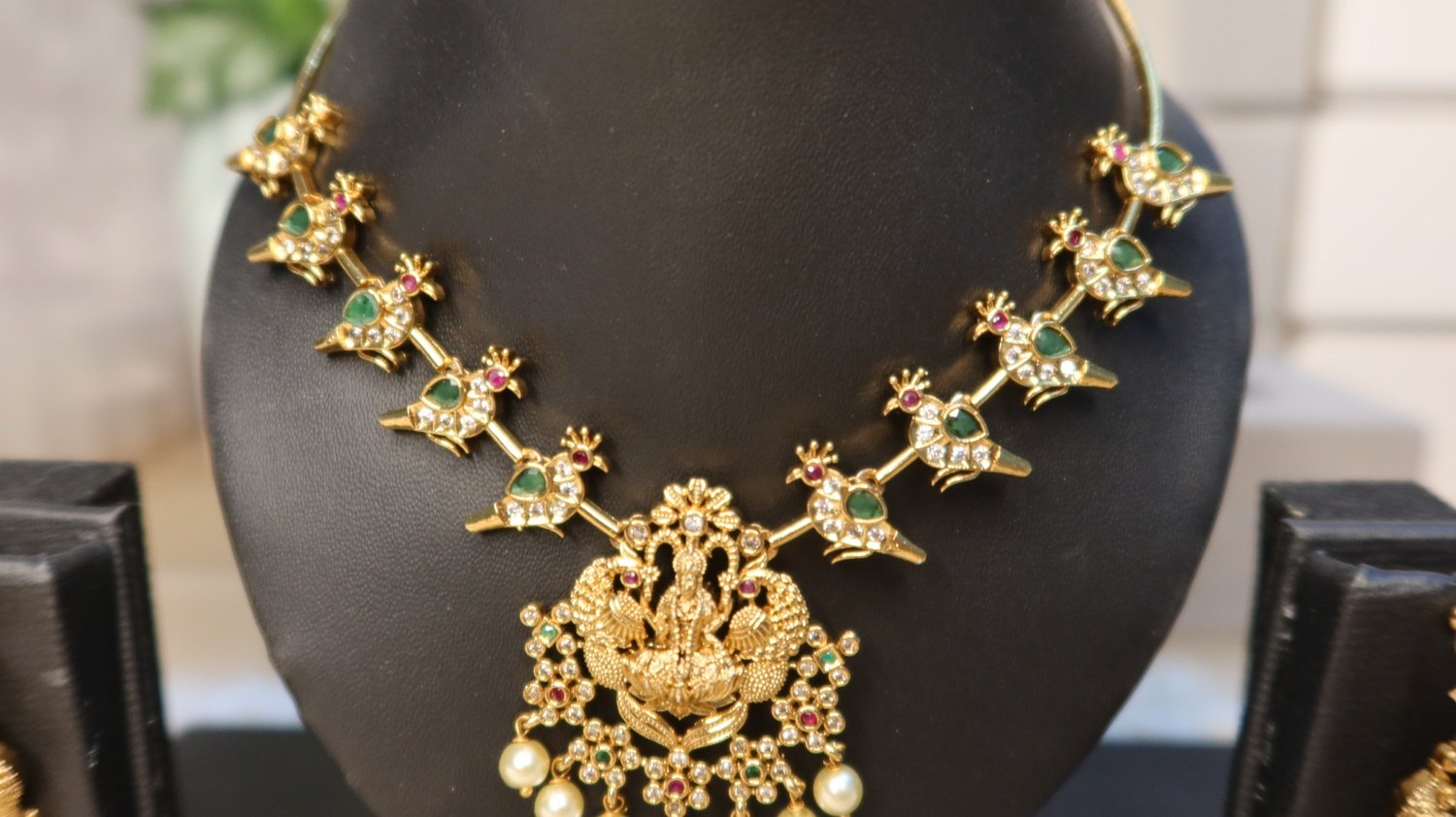 Royal Temple jewelry set image 3