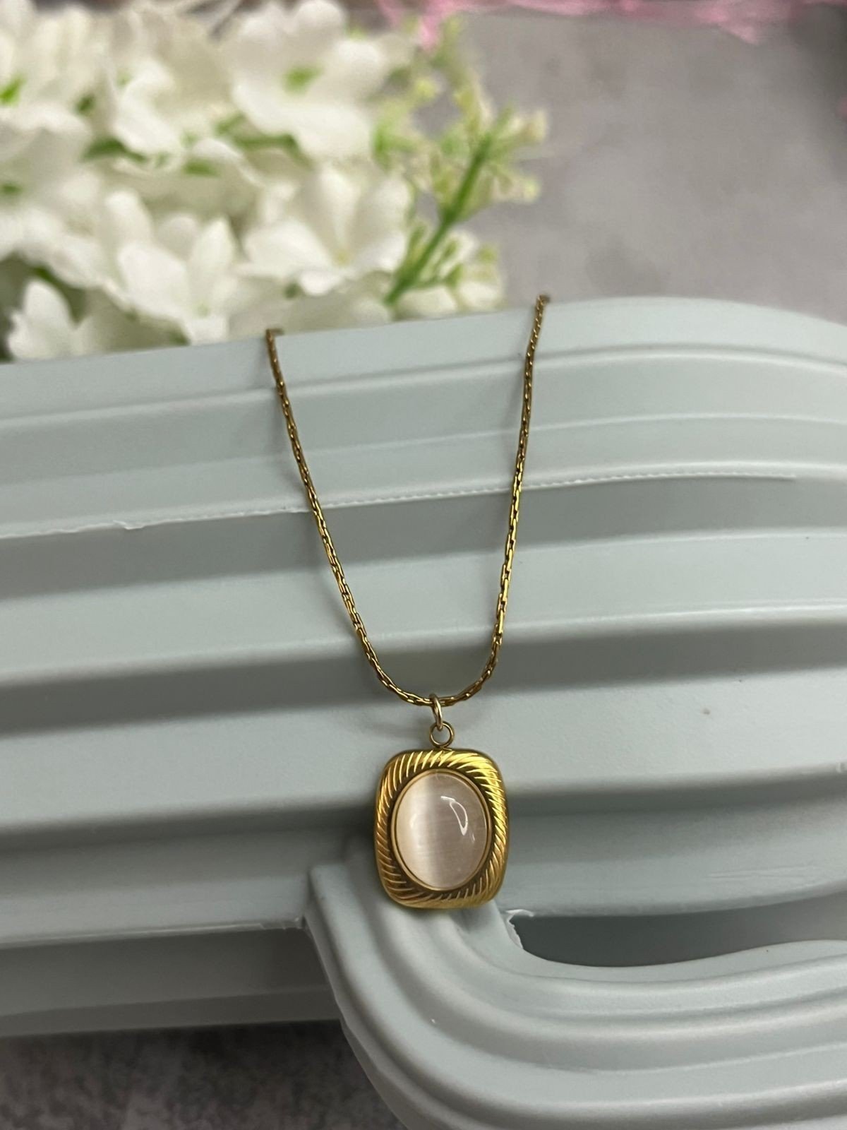 Oval Cat Eye Pendant White image 2