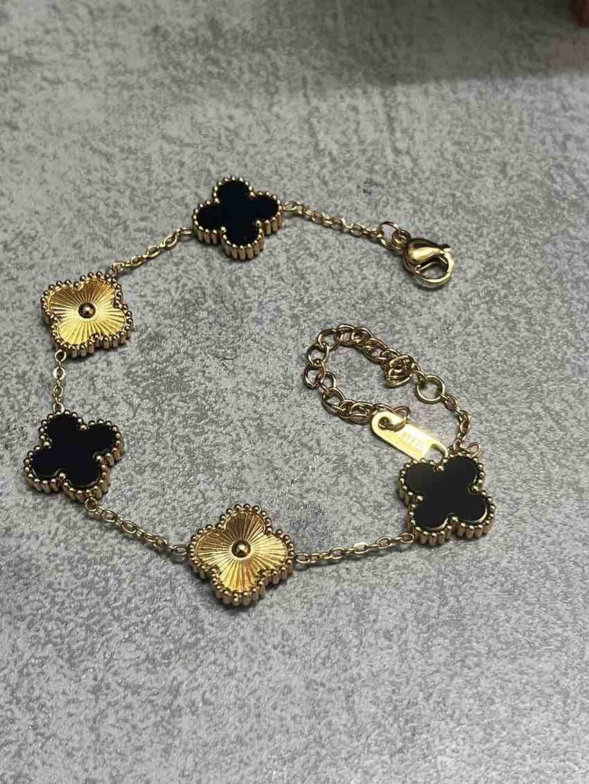 Classic clover bracelet with black and golden motif image 2